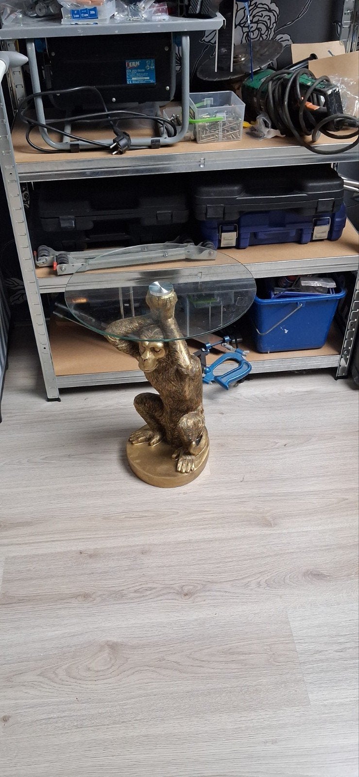 Unieke apen bijzettafel met glasplaat - 52 cm hoog, Huis en Inrichting, Tafels | Bijzettafels, Minder dan 55 cm, Rond, Modern, Speels, Uniek