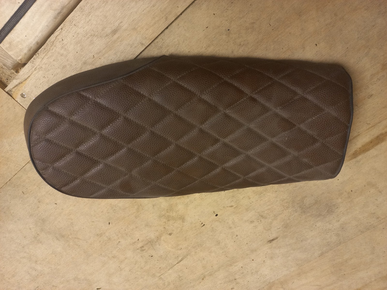 Bruin motorzadel - Cafe Racer stijl, Motoren, Ophalen of Verzenden, Gebruikt