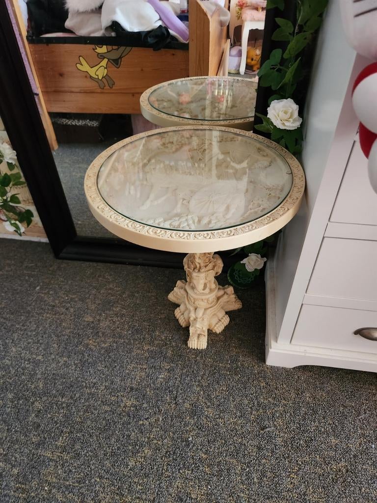 Vintage bijzettafel met glazen blad en reliëf, Antiek en Kunst, Antiek | Meubels | Tafels, Ophalen