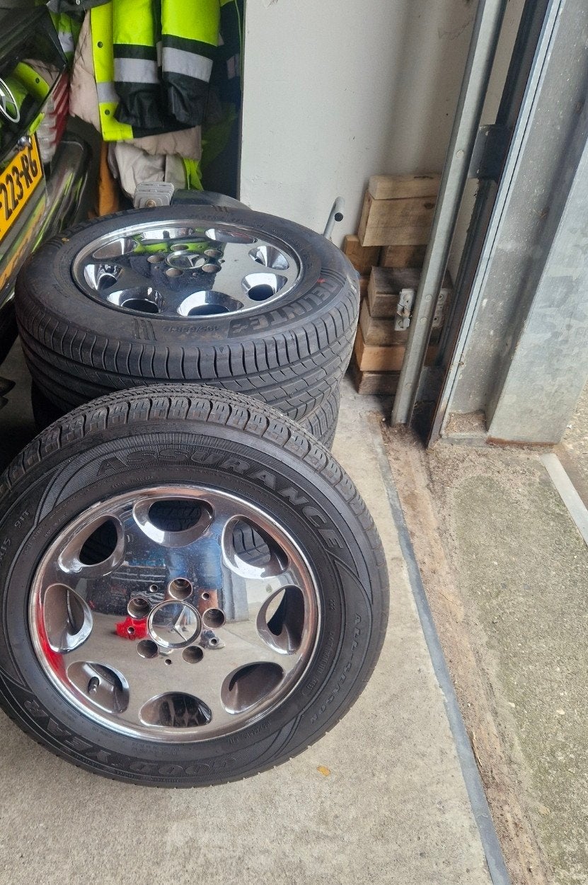 Mercedes velgen orginele W124 inclusief banden., Auto-onderdelen, Ophalen, Zomerbanden, Banden en Velgen
