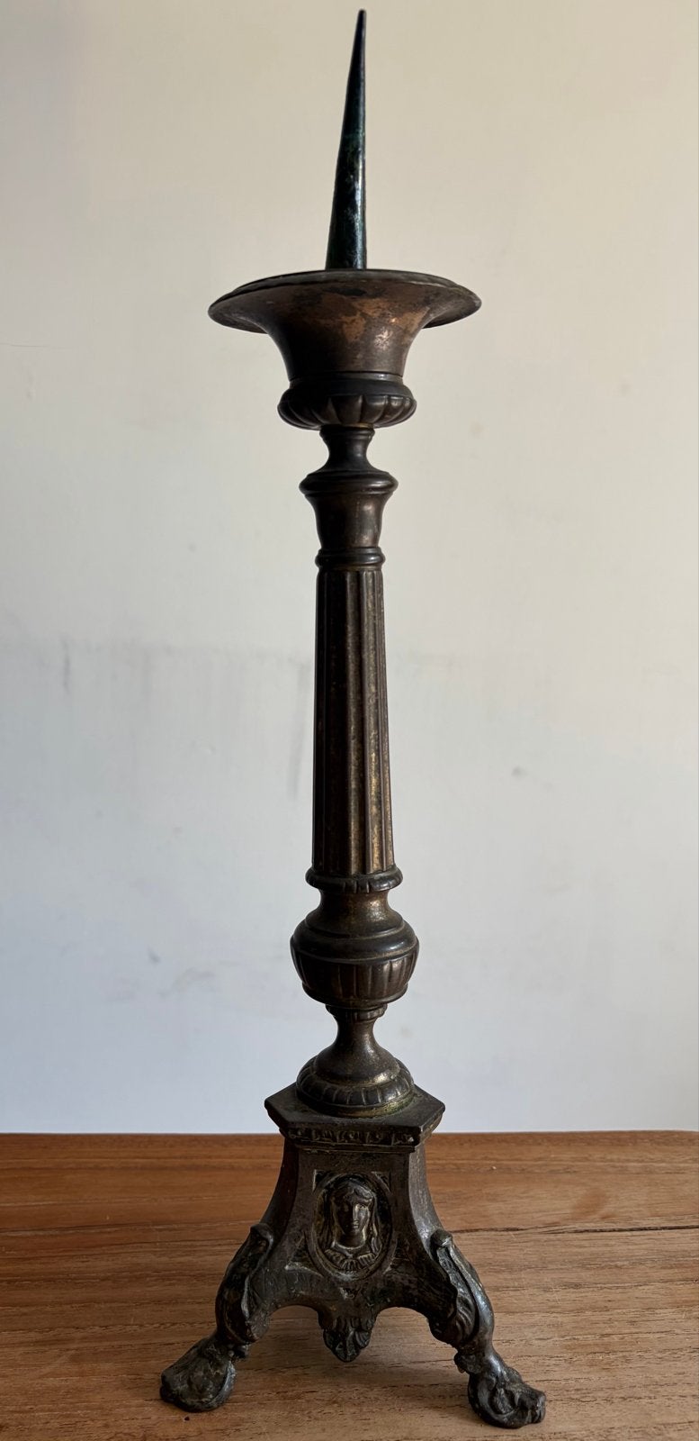 Antieke kandelaar met religieuze beeltenissen, Ophalen of Verzenden, Koper of Brons