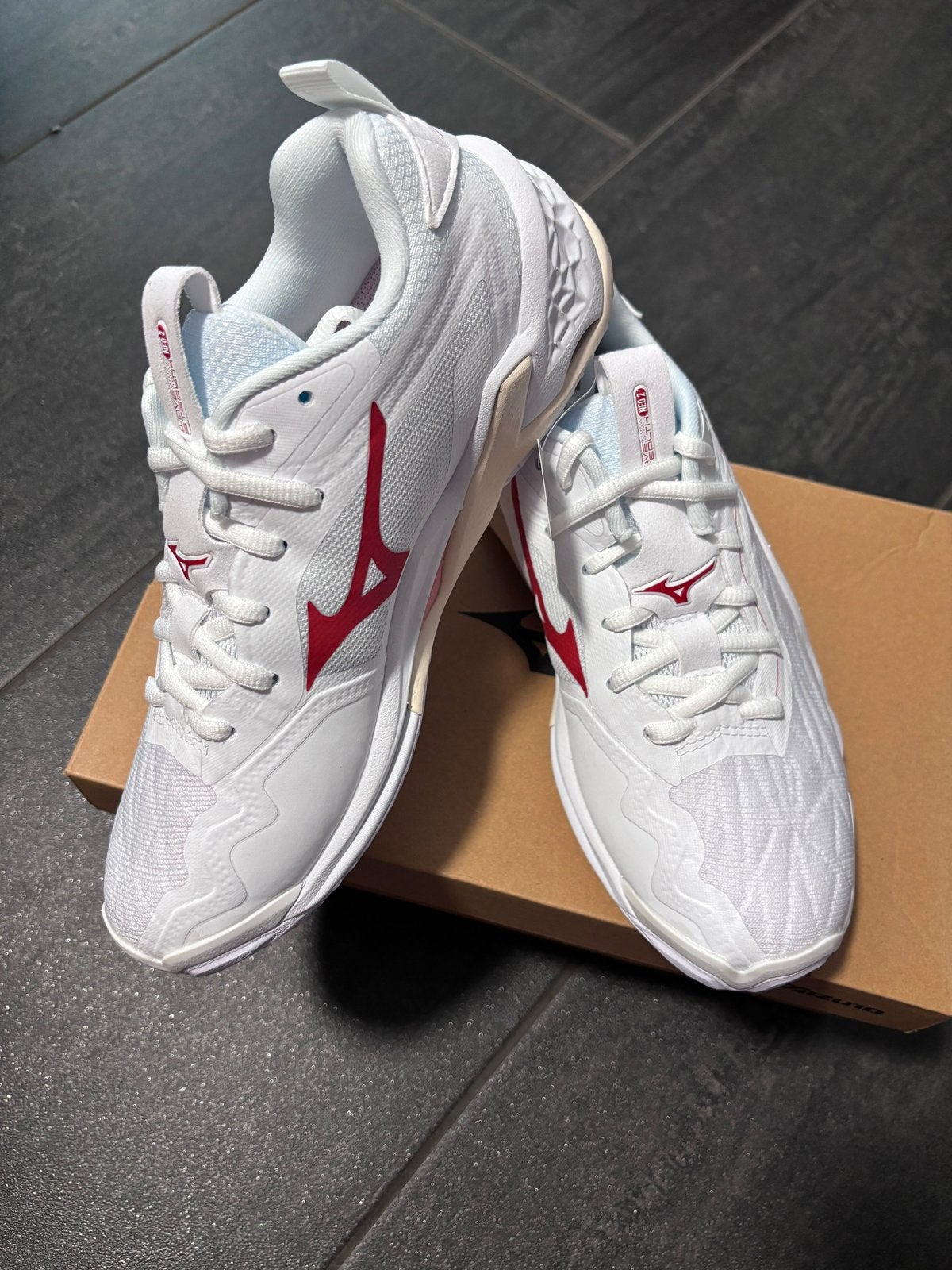 Mizuno Wave Stealth Neo 2 Limited Edition Wit/Rood/Roze 38,5, Sport en Fitness, Loopsport en Atletiek, Overige merken, Overige typen