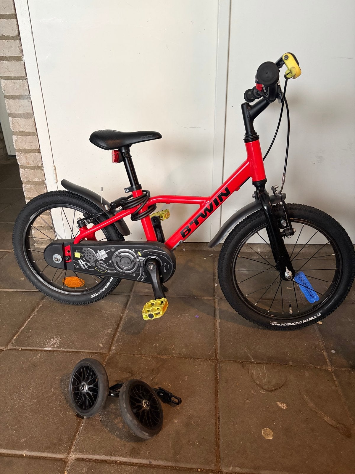B'Twin 16 inch kinderfiets met zijwieltjes - Zo goed als nie, Ophalen, Zo goed als nieuw, 16 tot 20 inch, Zijwieltjes