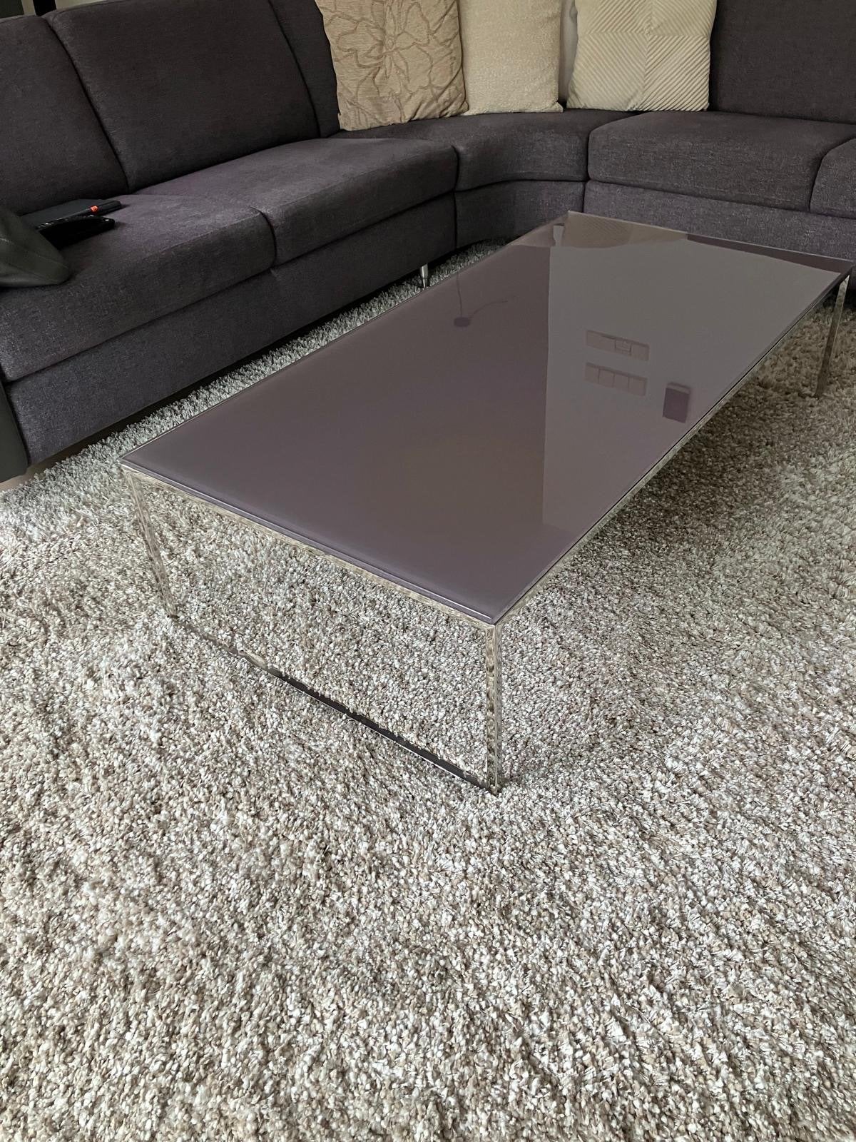 Glazen salontafel met transparant onderstel en grijs blad, Huis en Inrichting, Tafels | Salontafels, Ophalen, Gebruikt, 100 tot 150 cm