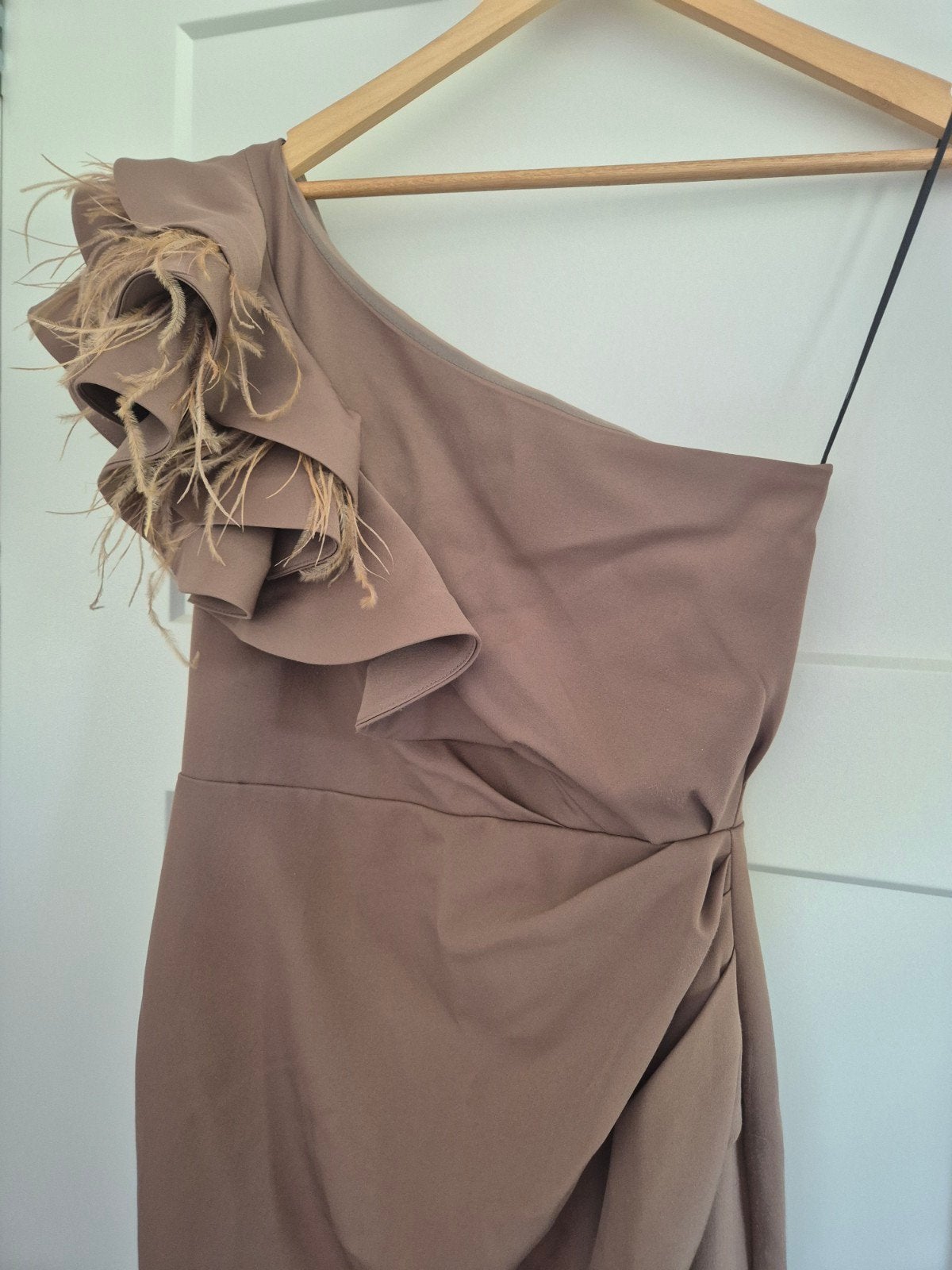 Ombre avondjurk met veren en split - Maat M (valt klein), Maat 38/40 (M), Bruin, Ombre, Ophalen of Verzenden