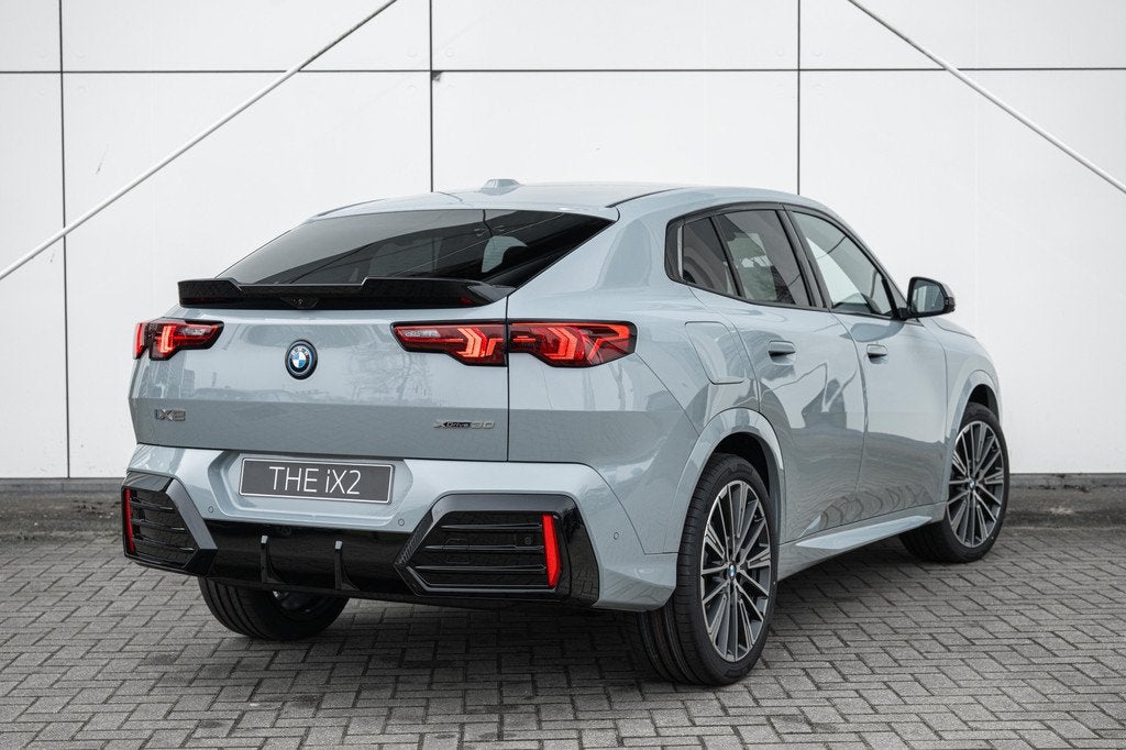 BMW iX2 xDrive30 M Sport / Sportstoelen / Adaptieve LED / Co, Auto's, BMW, IX2, Zwart, Nieuw, Stoelverwarming
