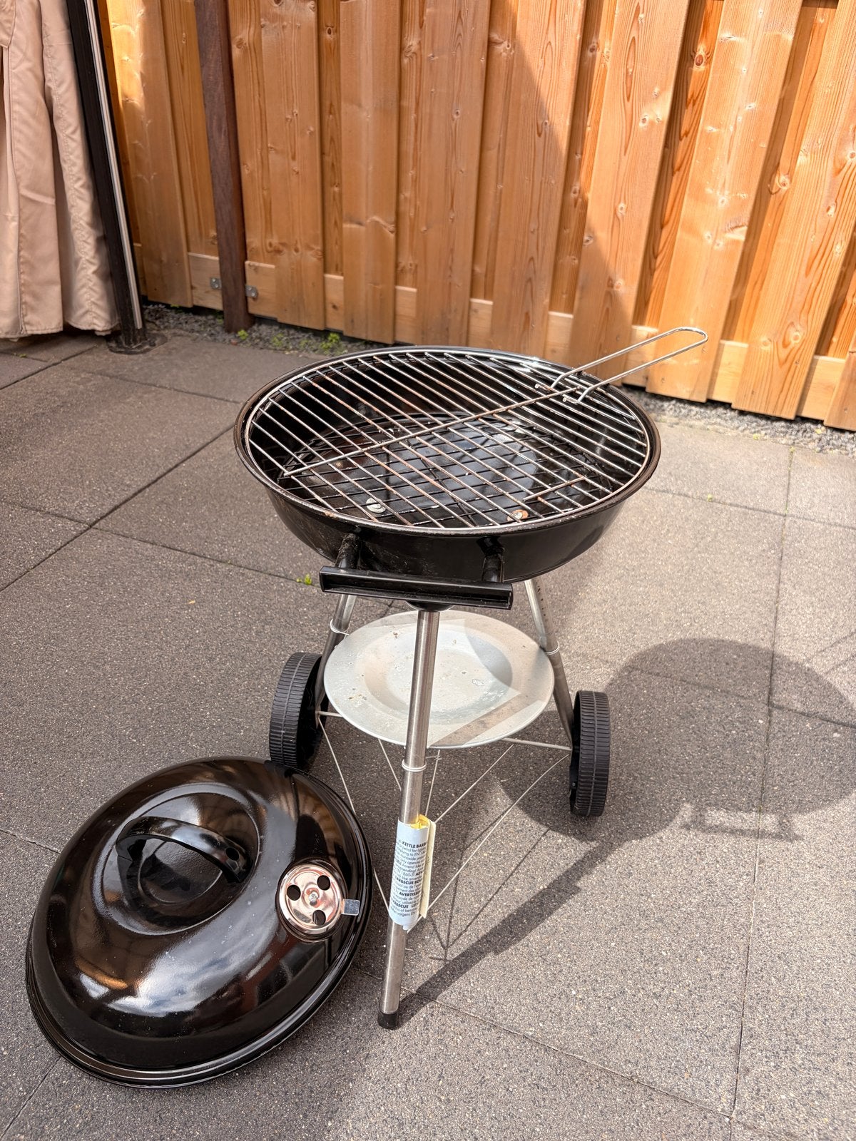 Compacte houtskool barbecue met wielen, Tuin en Terras, Houtskoolbarbecues, Ophalen of Verzenden, Gebruikt