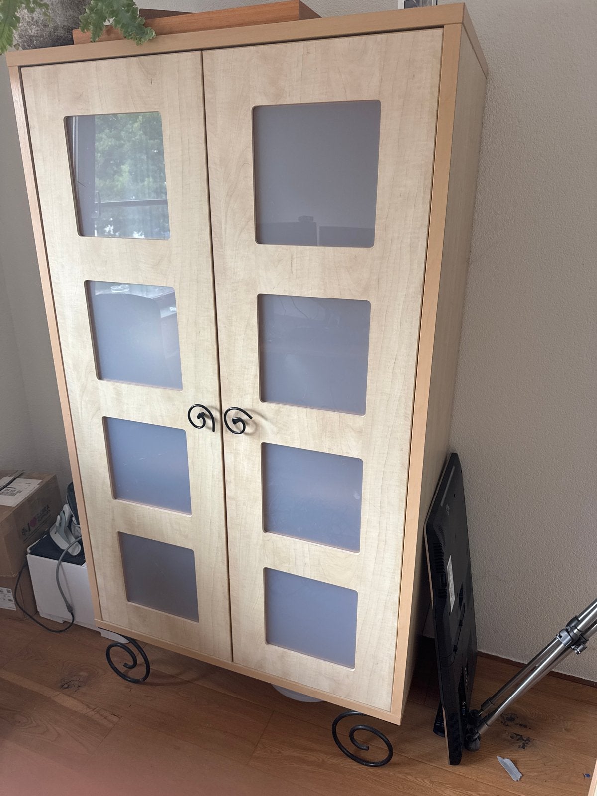 Houten kast met glazen deuren en metalen details, Ophalen, Gebruikt
