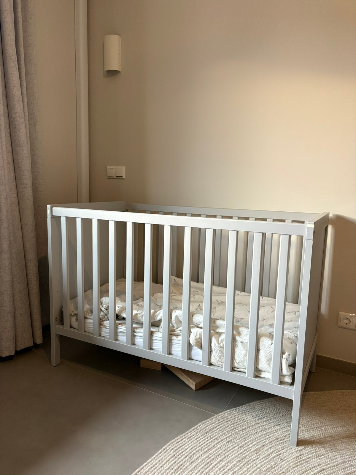Ledikantje sundvik 60x120 + matras + beddengoed, Kinderen en Baby's, Ophalen, Gebruikt, Ledikant