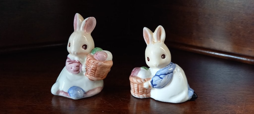 Konijntjes met mandjes (zout- en peperstel), Ophalen of Verzenden, Zo goed als nieuw, Dier