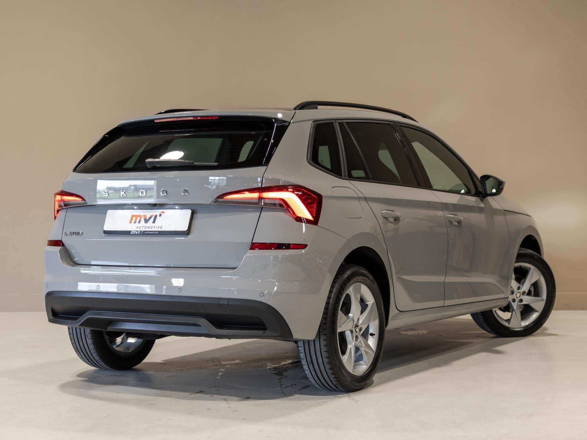 Skoda Kamiq 1.0 TSI Sport Business / 110pk / Panorama dak /, Dealer onderhouden, Gebruikt, Met garantie (alle), Leder en Stof