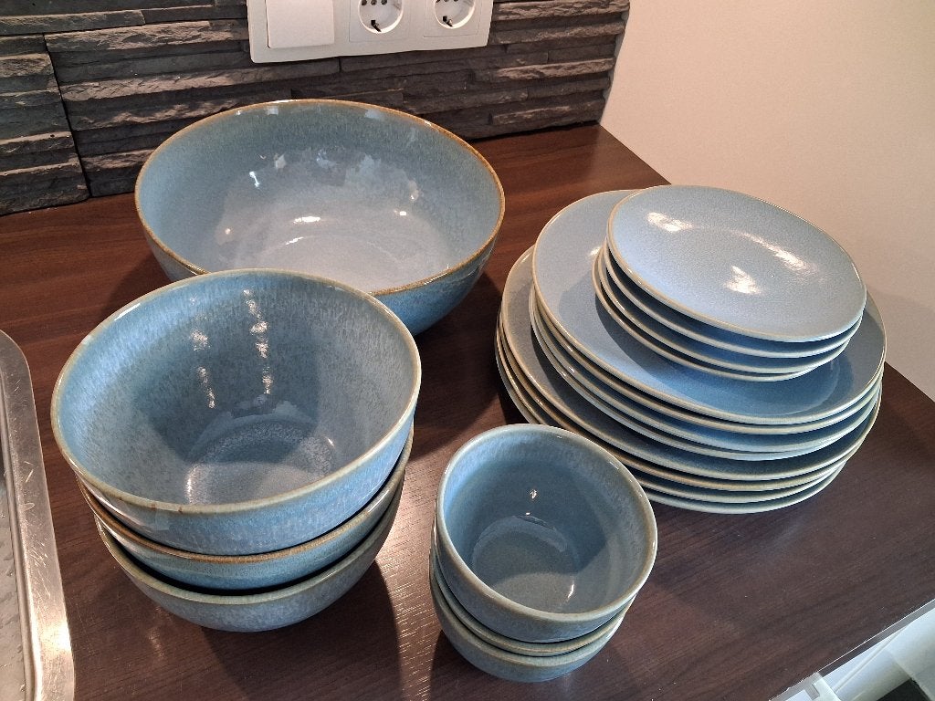 Mooi blauw servies, compleet met borden en kommen, Huis en Inrichting, Hema, Keramiek, Ophalen of Verzenden, Zo goed als nieuw