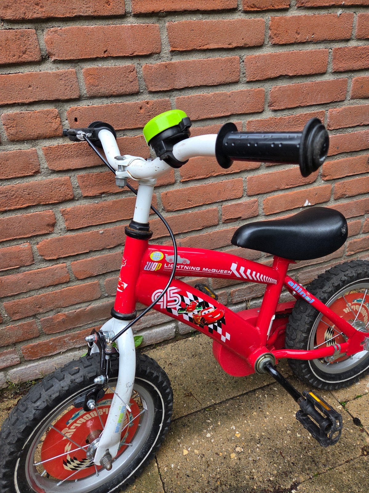 Cars fiets 12 inch, Fietsen en Brommers, Fietsen | Kinderfietsjes, Ophalen, Terugtraprem, Zijwieltjes, Gebruikt