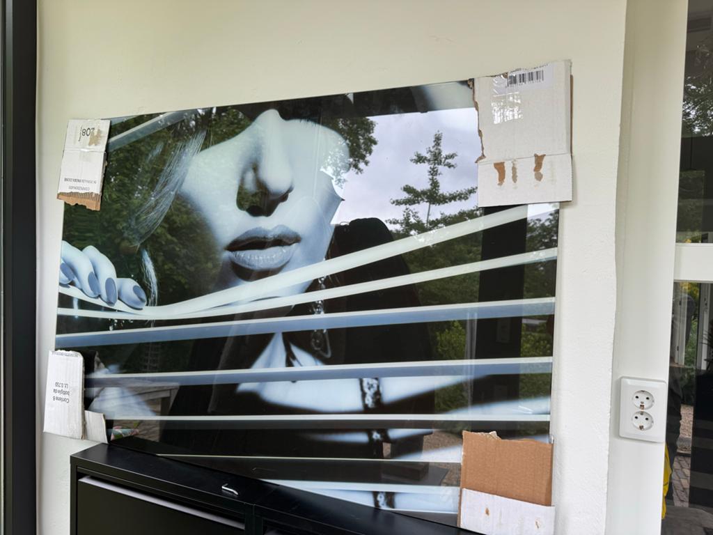 Glasschilderij Vrouw met Jaloezieën - 120x80 cm, Ophalen of Verzenden