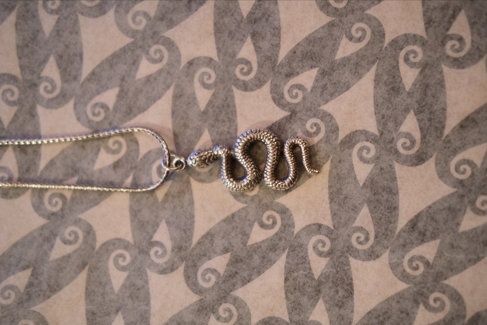 Zilveren ketting met slang ornament - 36 cm, Ophalen of Verzenden, Zo goed als nieuw, Zilver, Met hanger