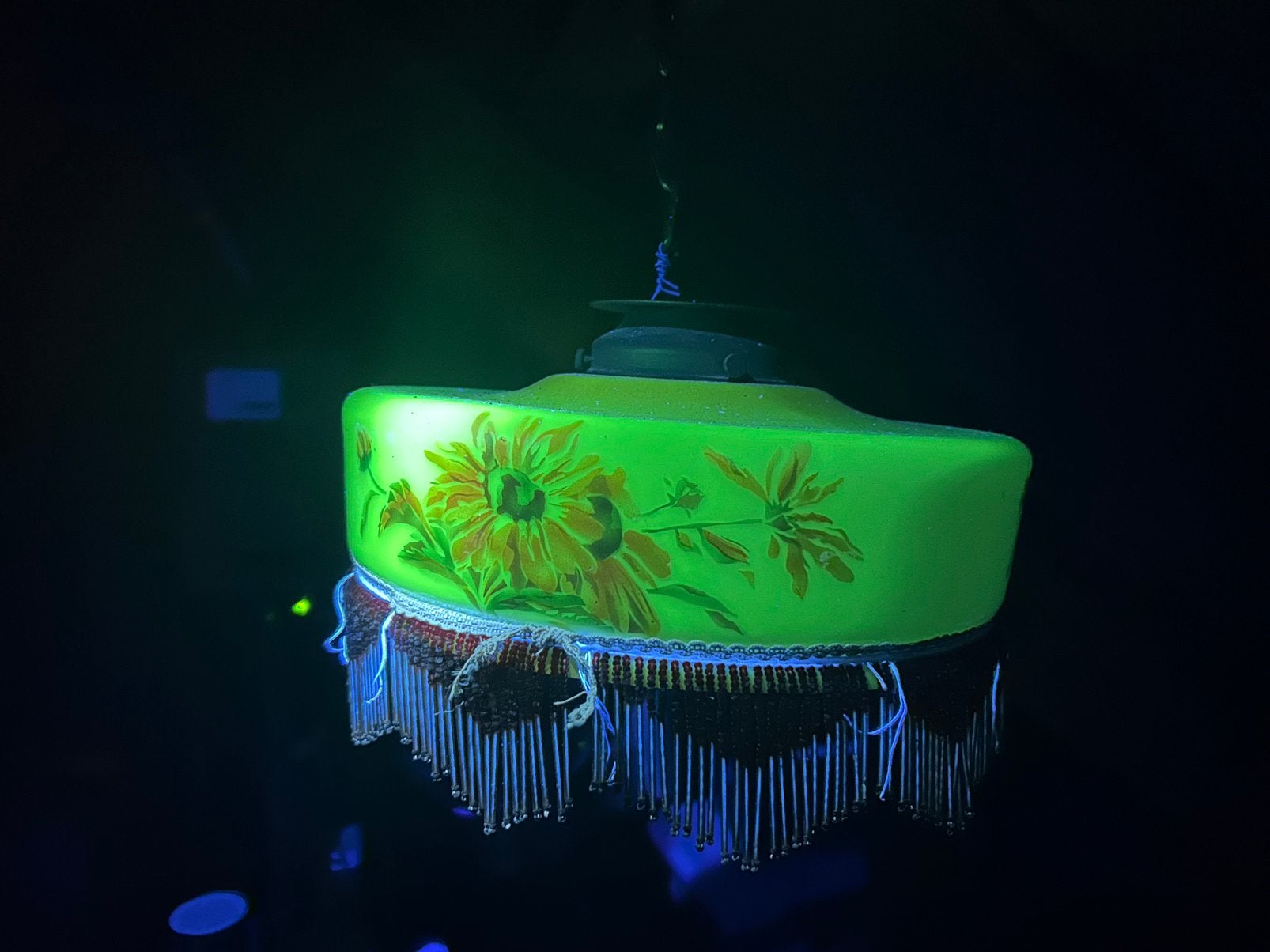 Antieke Uranium hanglamp, Ophalen