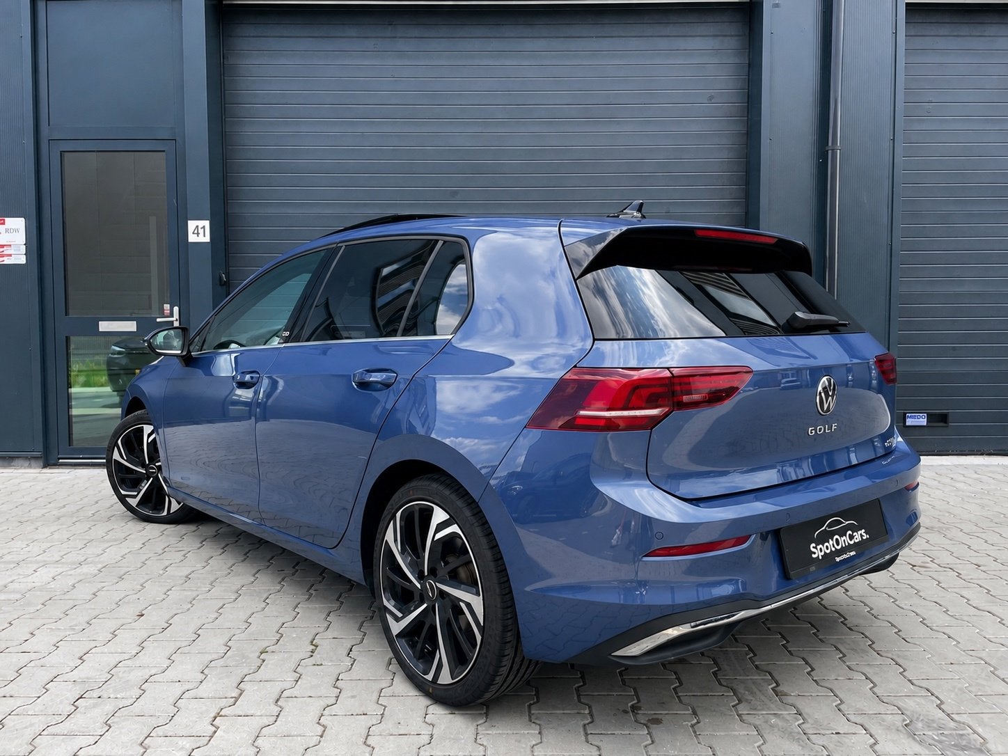 Foto 6 van Volkswagen Golf 1.5 eTSI 50 jähre Edition |PANO|CAMERA|HUD|