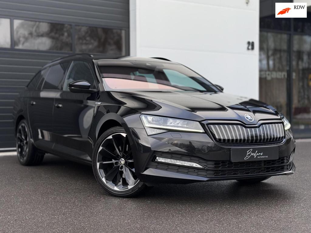 Skoda Superb Combi 1.4 TSI iV Sportline Business | Trekhaak, Auto's, Skoda, Zwart, Plug-in hybride, Hybride Elektrisch/Benzine