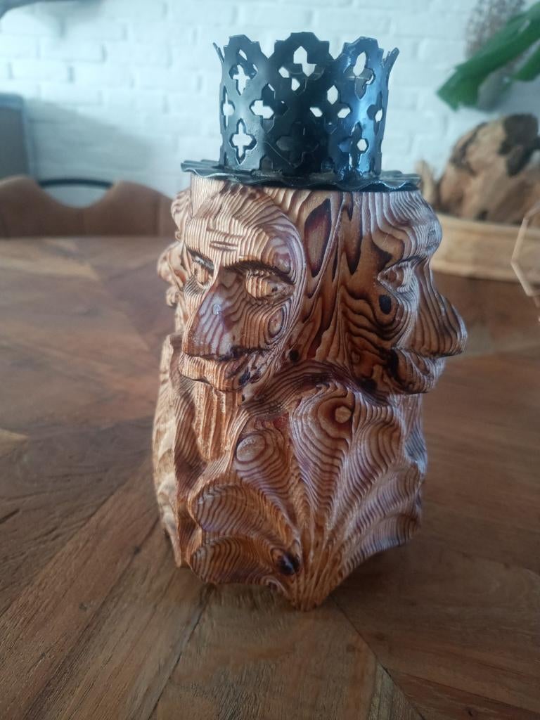 Unieke handgesneden houten kandelaar met gezichten, Ophalen of Verzenden, Overige materialen