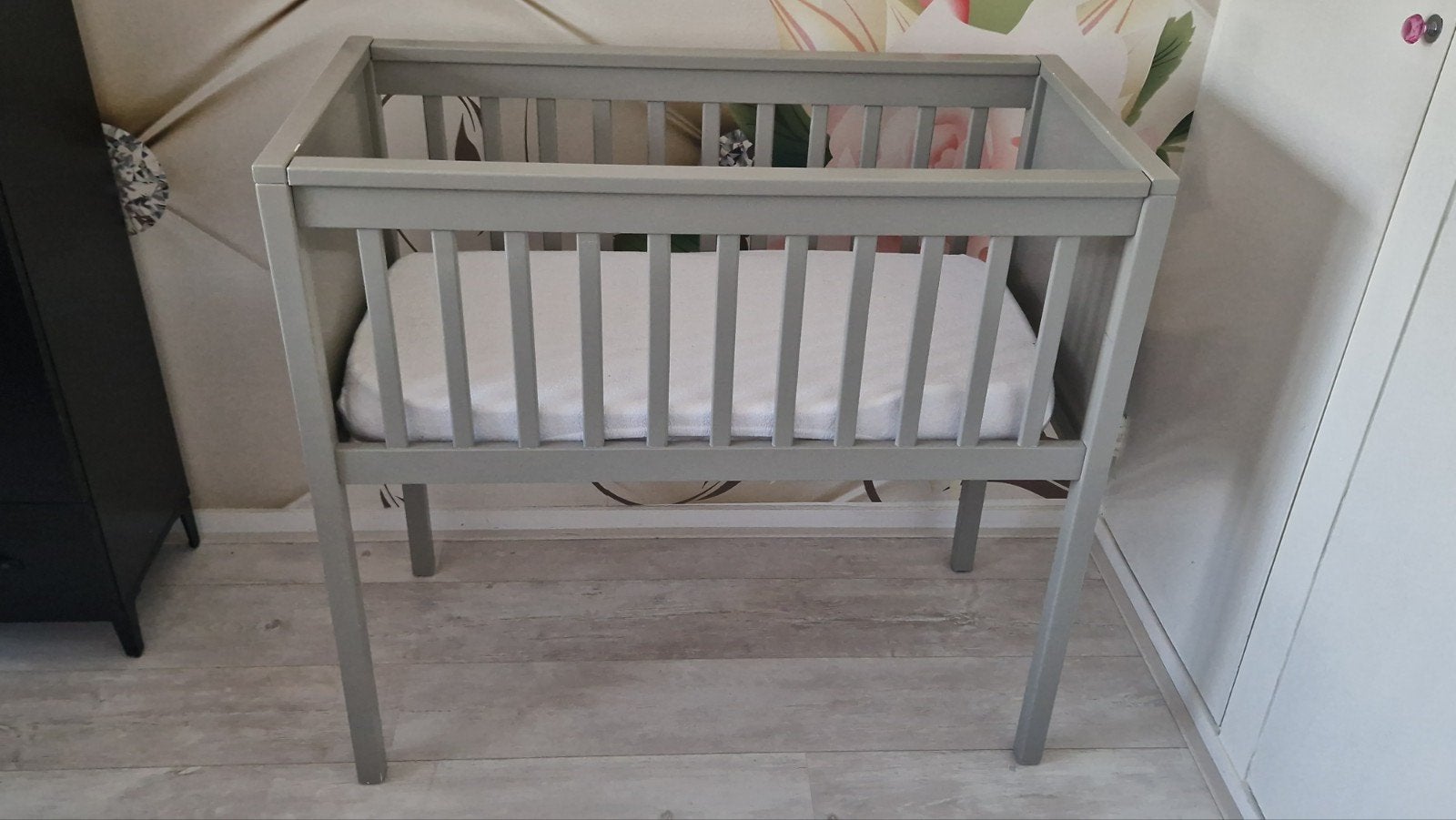 Mooi grijs wiegje met matrasje, Kinderen en Baby's, Babywiegjes en Ledikanten, Ophalen, Zo goed als nieuw, Wieg