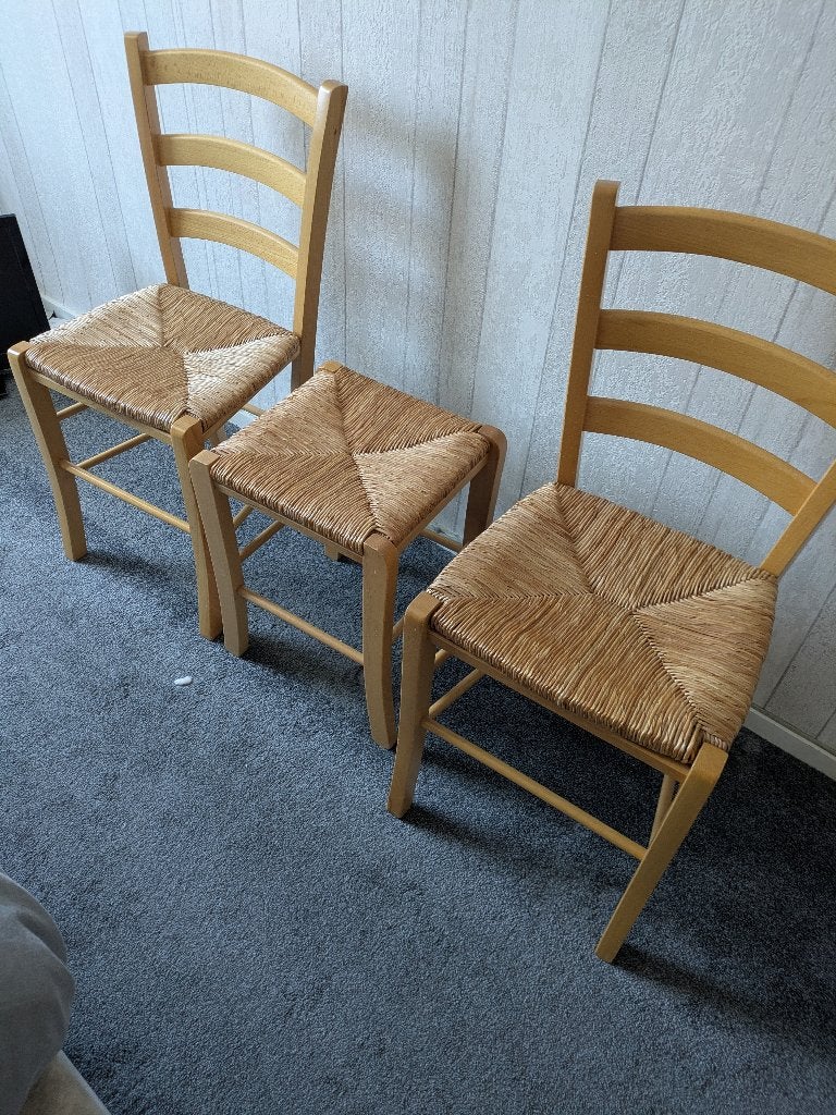 Set met twee stoelen en kruk met gevlochten biezen zitting, Ophalen