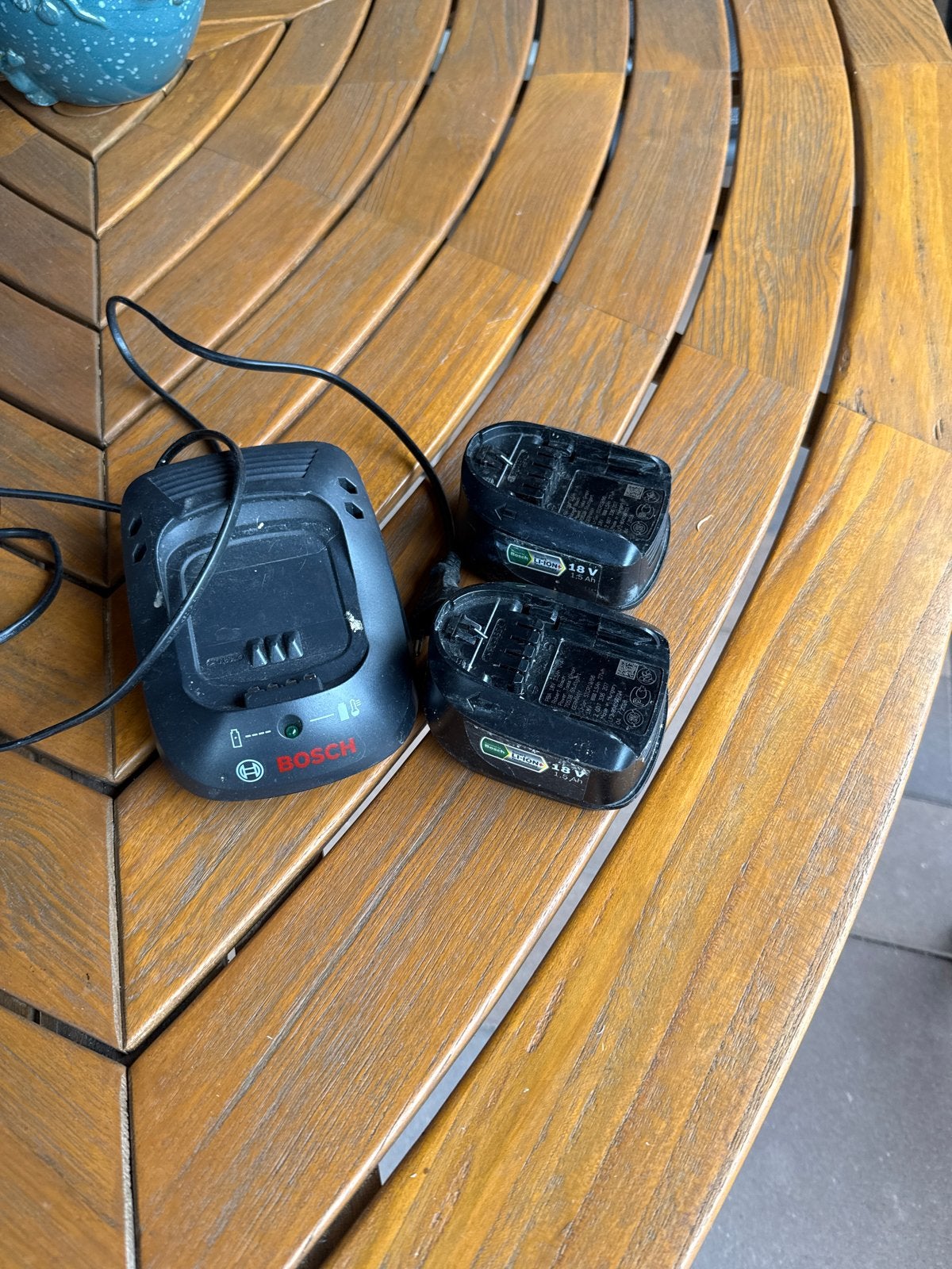 Bosch acculader met twee 18V Li-ION accu's, Ophalen of Verzenden, Gebruikt, Overige typen