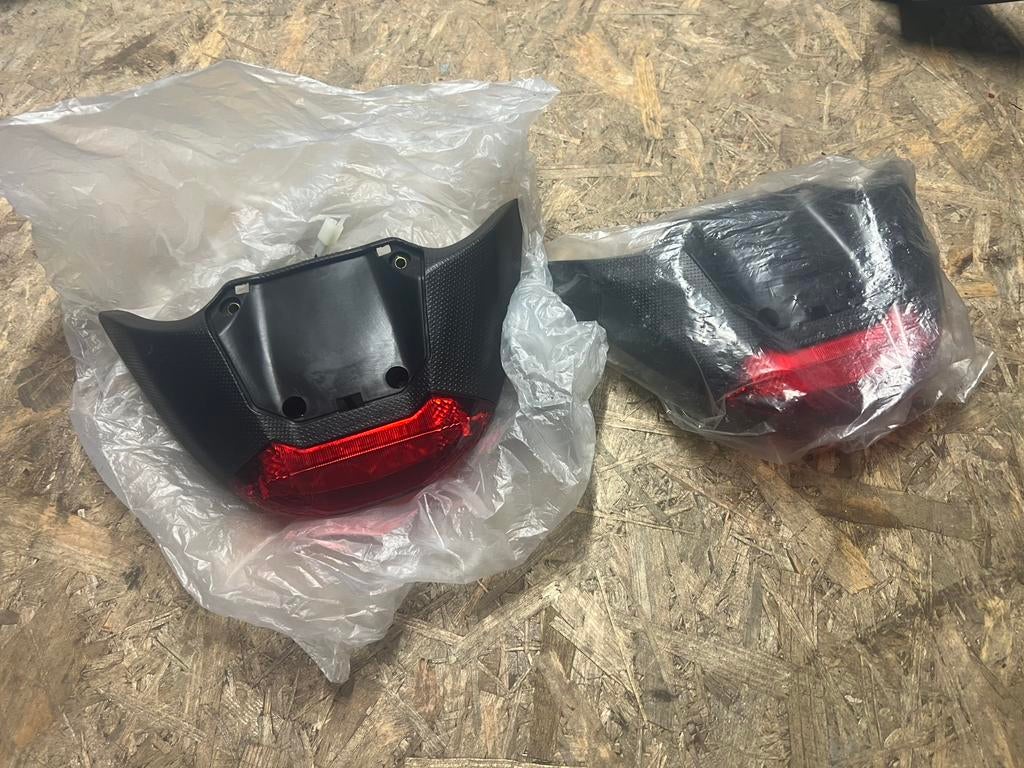 NOS piaggio nrg mc3 power vleugel drager achterlicht achter, Motoren, Tuning en Styling, Ophalen of Verzenden