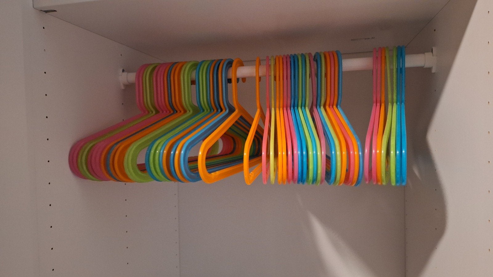 40 gekleurde kinder kledinghangers, Ophalen, Zo goed als nieuw, Hout, Kinderen