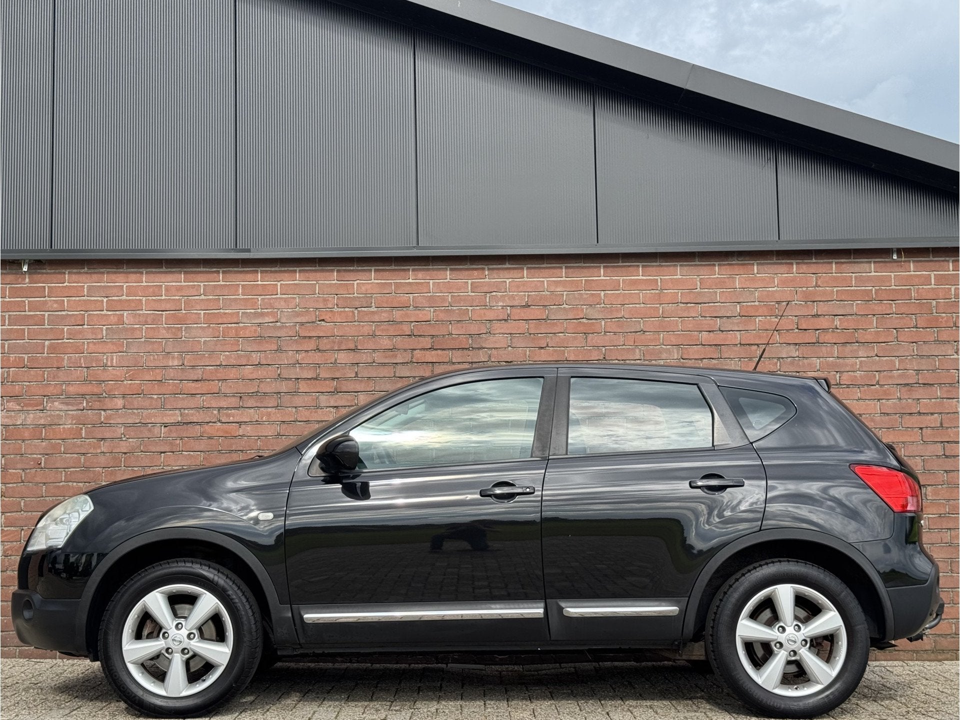 Nissan QASHQAI 1.6 ACENTA | NL-AUTO! | NAVI! | TREKHAAK!, Auto's, Voorwielaandrijving, 1272 kg, Gebruikt, Zwart