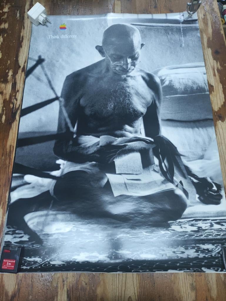 Apple Think Different Poster - Mahatma Gandhi (1997), Deurposter of groter, Ophalen of Verzenden, Reclame, Rechthoekig Staand