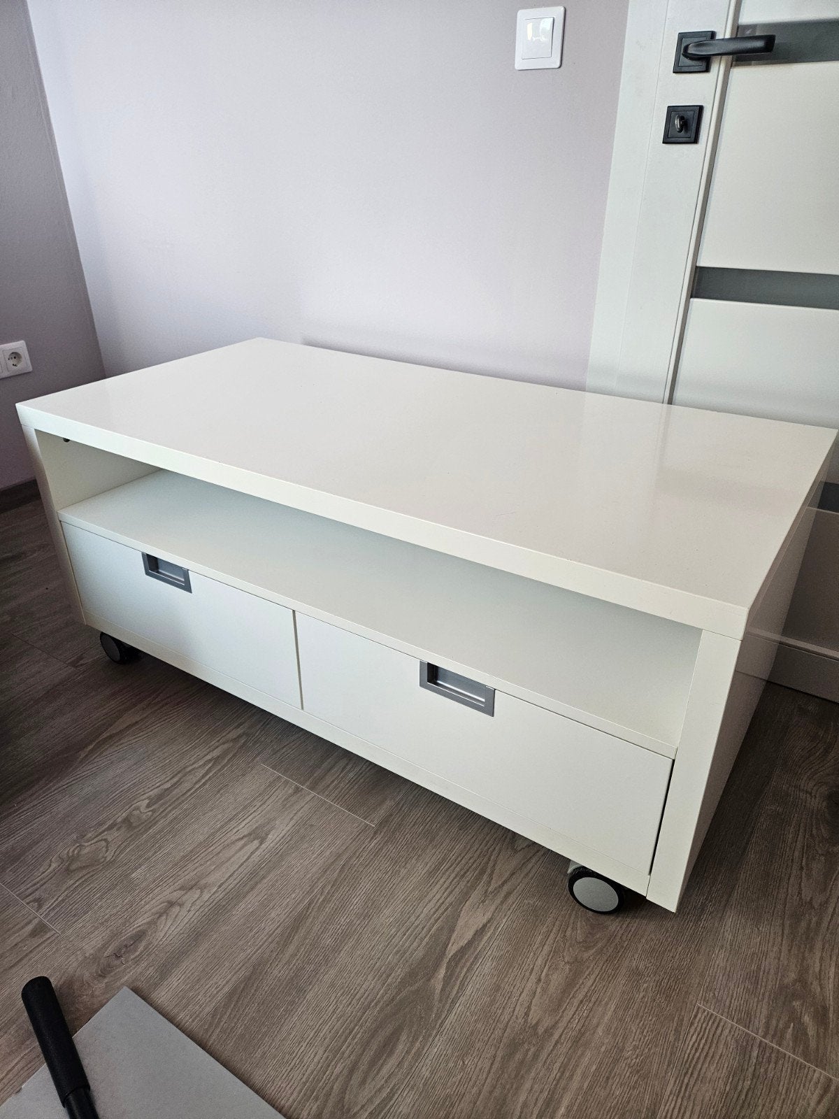 Witte tv-tafel met lades en wieltjes, Gebruikt, 100 tot 150 cm, Minder dan 100 cm, Modern