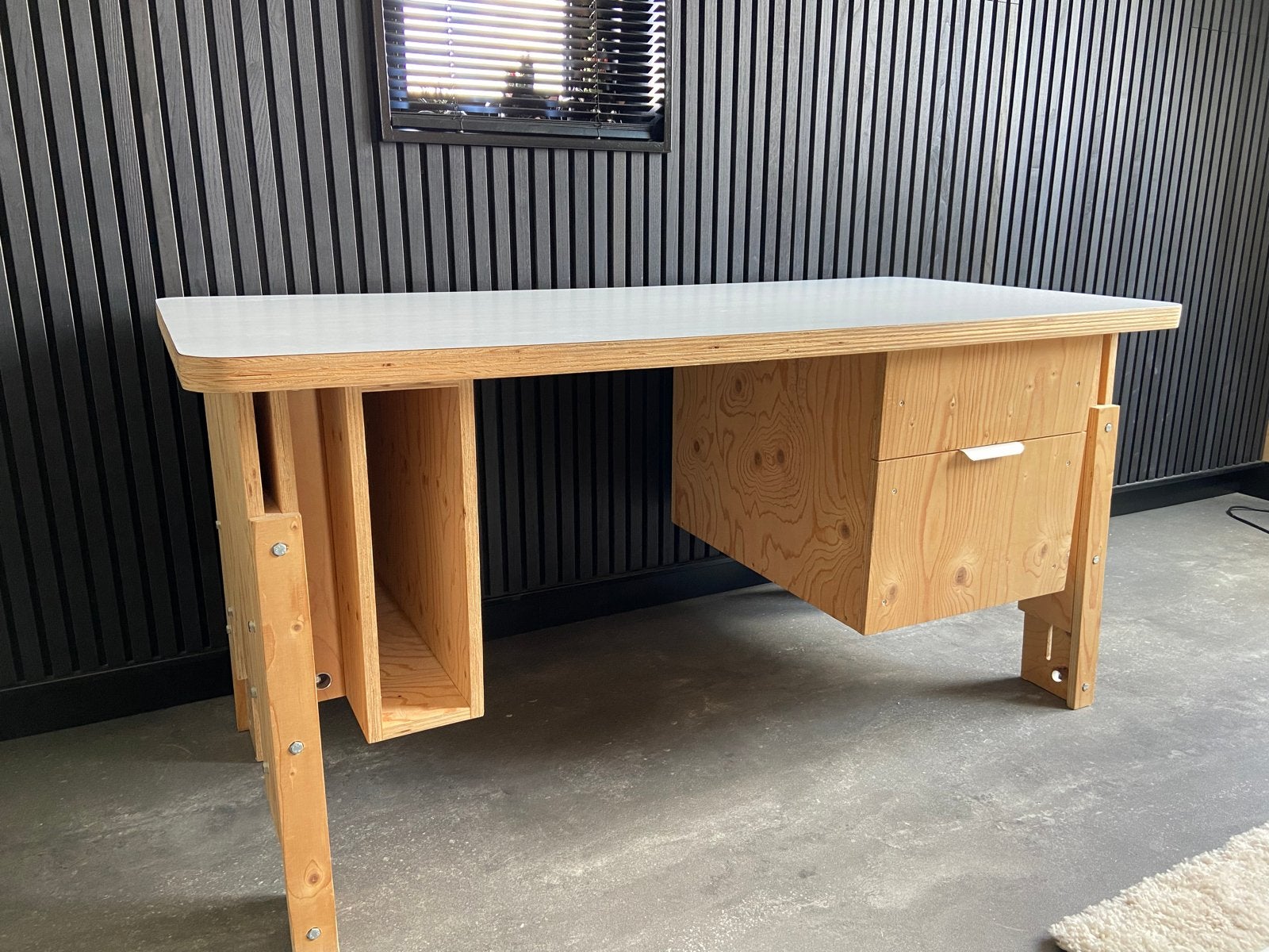 Industrieel design bureau van Fins vuren met HPL blad, Ophalen, Overige typen, Gebruikt, 150 cm