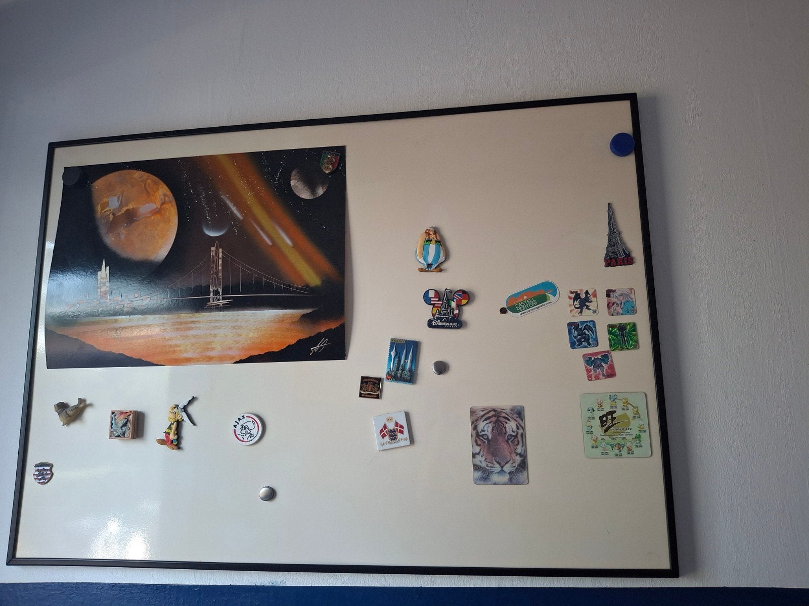 **Wit magneetbord met zwarte lijst**, Ophalen, Zo goed als nieuw, Wit, Metaal