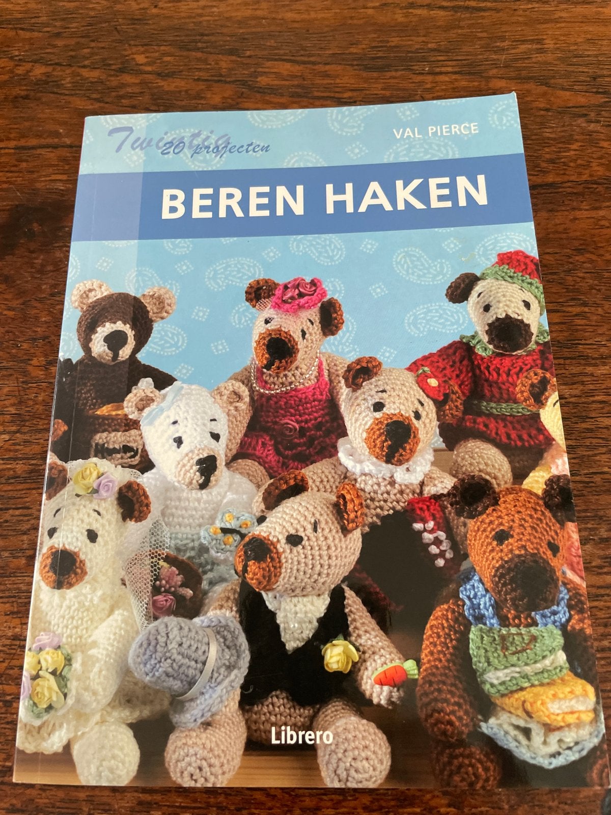 Boek: 20 Projecten Beren Haken - Val Pierce, Ophalen of Verzenden, Zo goed als nieuw, Haken, Patroon of Boek