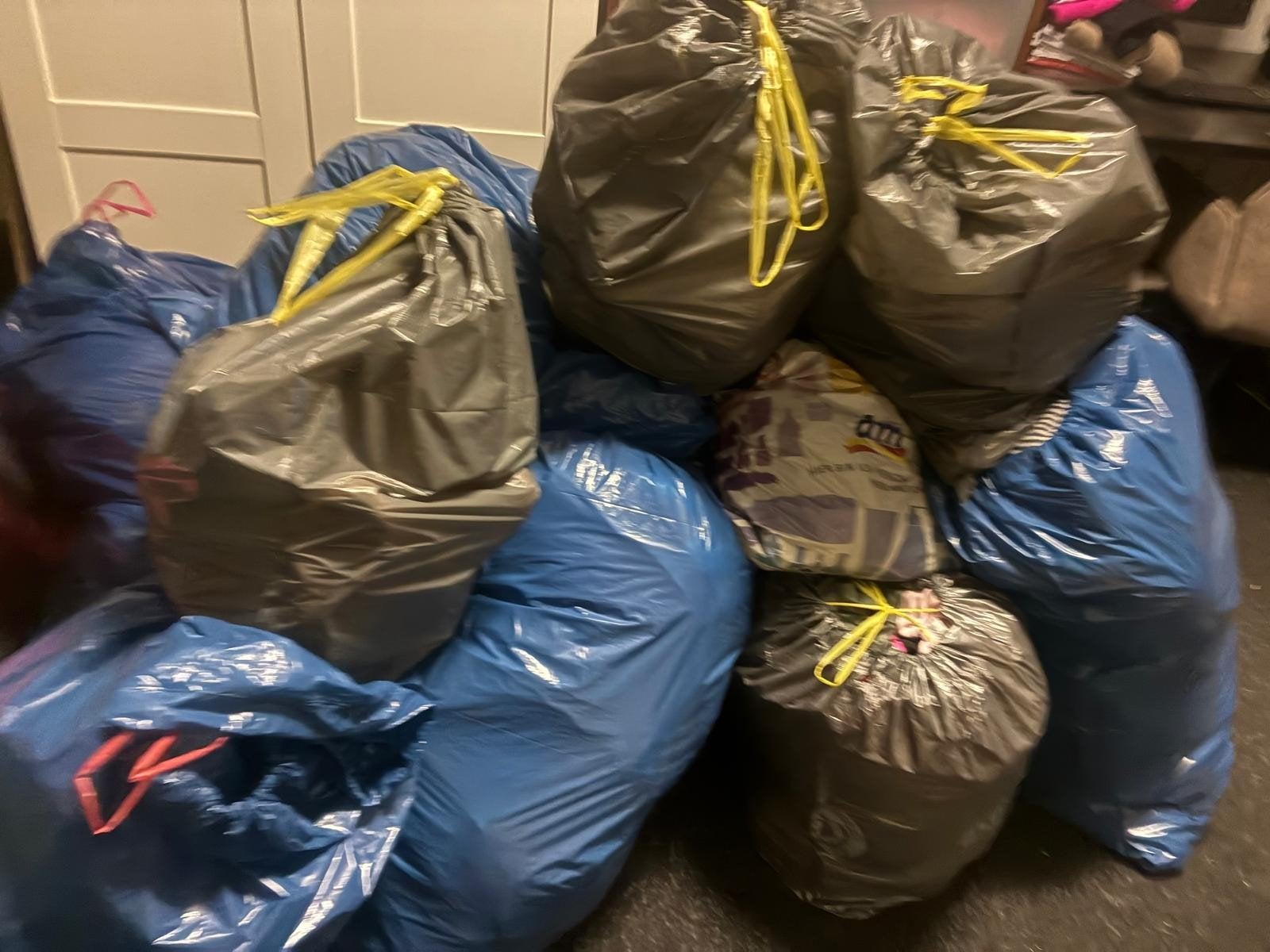 Grote partij kleding (15 zakken) + damesschoenen (3 zakken), Ophalen, Gedragen
