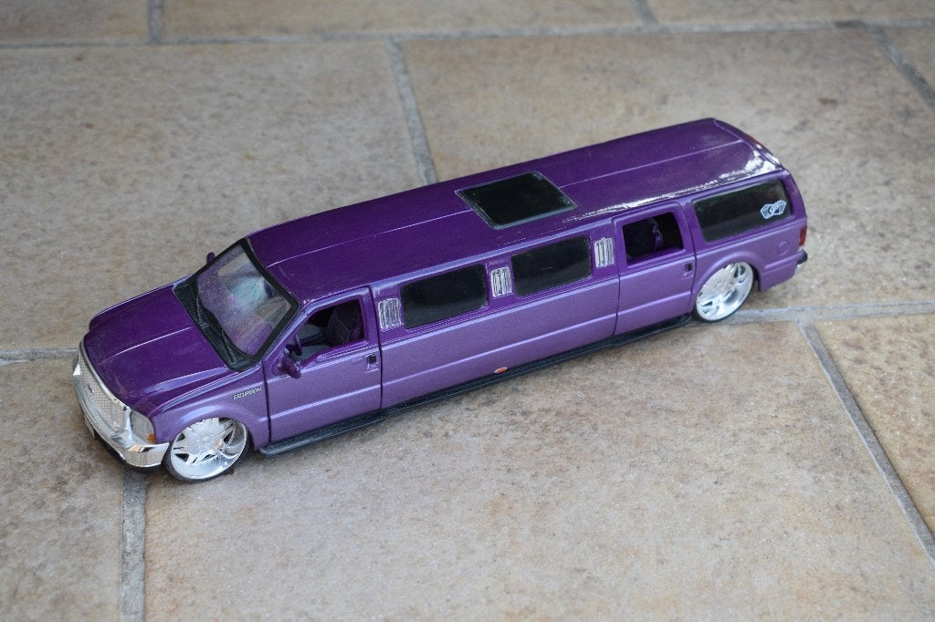 Miniatuur Maisto 1:24 Limousine Ford Excursion Paars, Ophalen of Verzenden, Gebruikt, Maisto