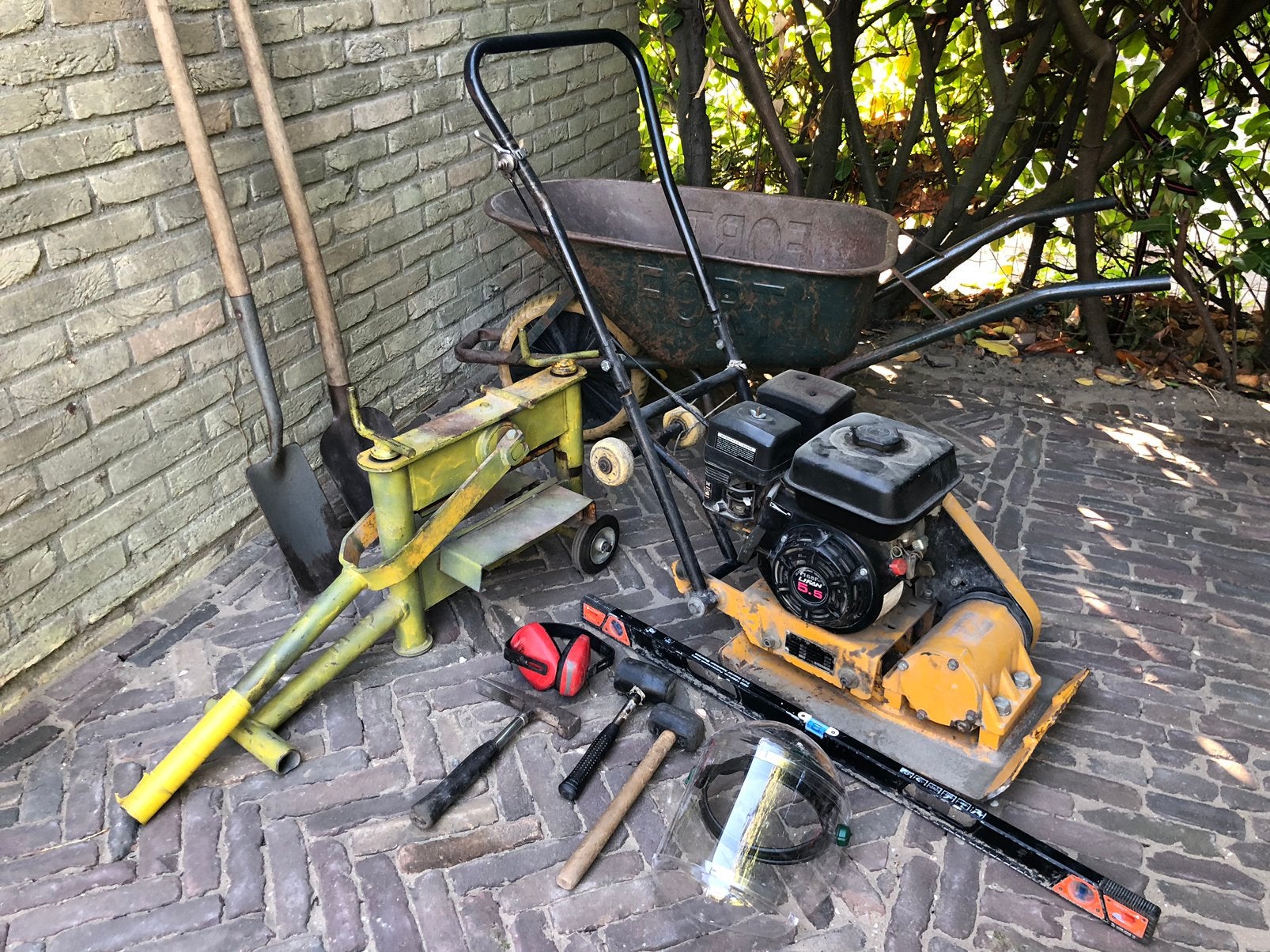 Te huur trilplaat en straatgereedschap, Tuin en Terras, Ophalen of Verzenden, Zo goed als nieuw