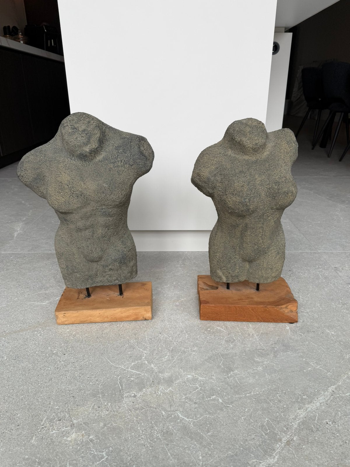 2x beeld naakte man - vrouw 55 cm hoog, Ophalen, Zo goed als nieuw, Steen/keramiek, Modern
