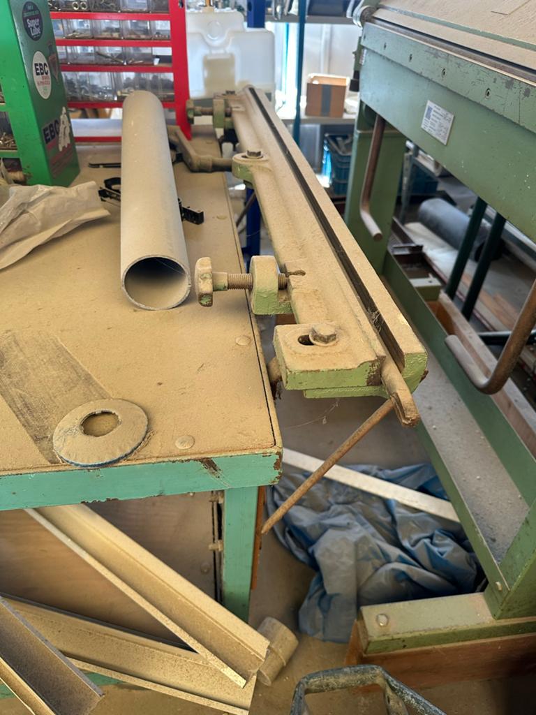 Oude werkbank met buigmachine, Ophalen