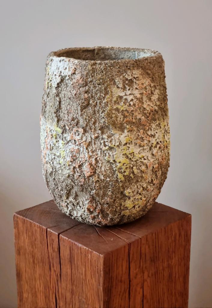 Ruime HOGE bloempot , Vorstbestendig
POLYSTONE, Overige materialen, Rond, Ophalen of Verzenden, Zo goed als nieuw