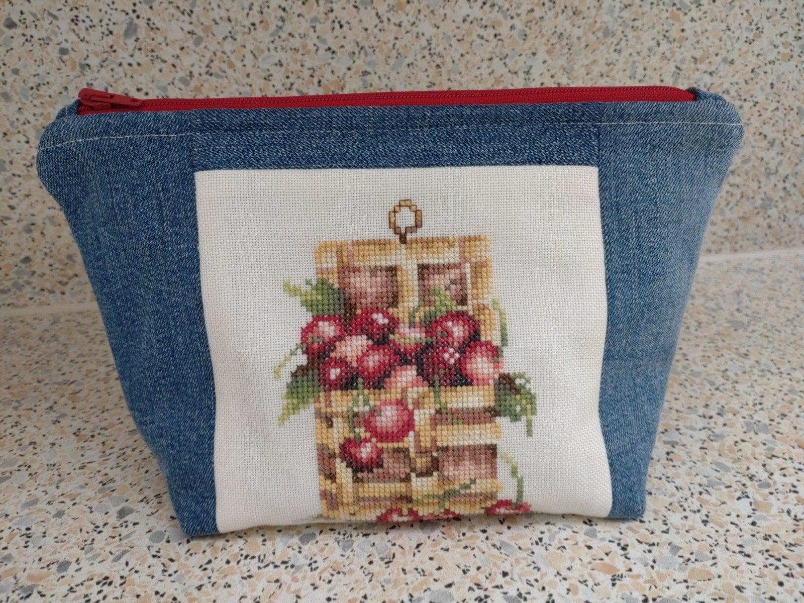 Handgemaakt denim etui met geborduurde kersen, Ophalen of Verzenden, Zo goed als nieuw, Blauw, Overige typen