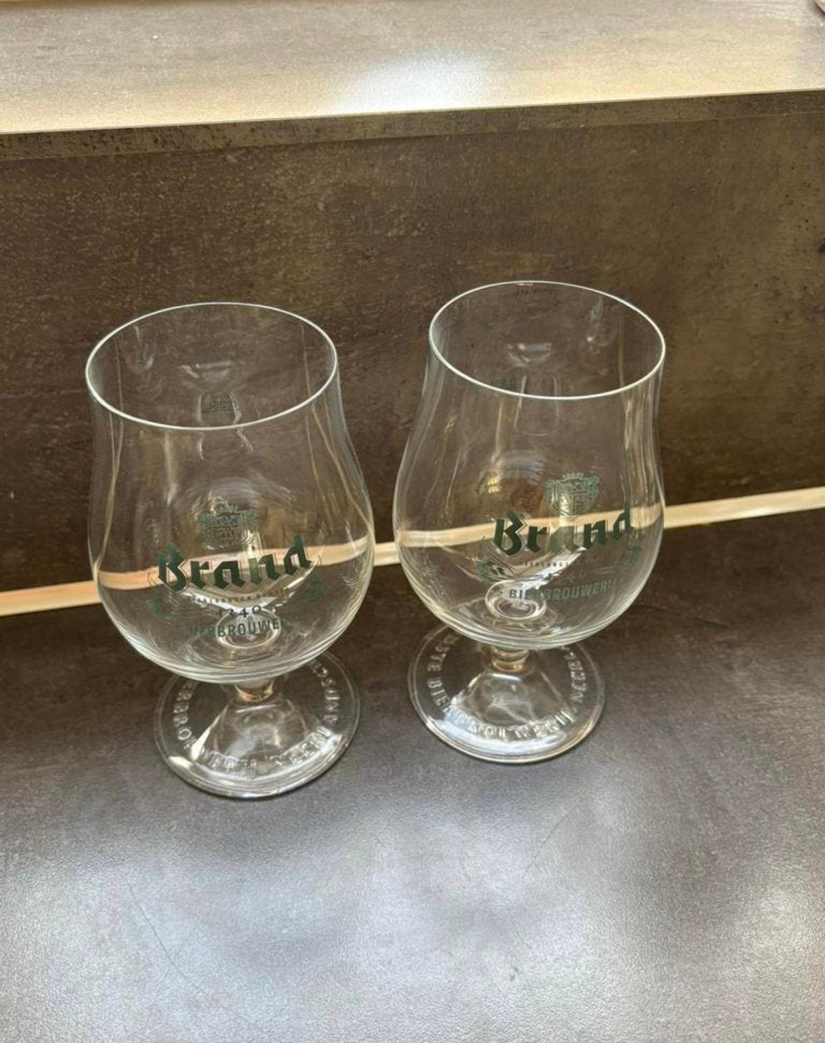 2 bierglazen van Brand, Ophalen of Verzenden, Zo goed als nieuw, Bierglas
