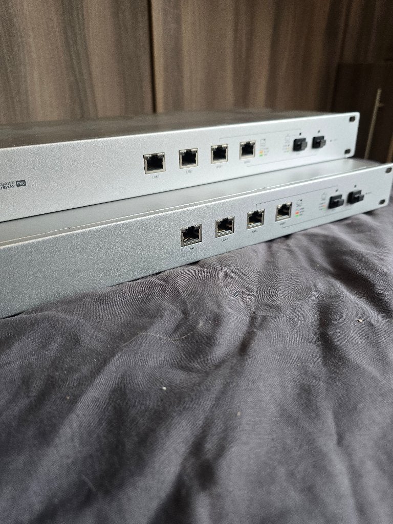 2x Ubiquiti UniFi Security Gateway Pro (USG-PRO-4), Computers en Software, Routers en Modems, Ophalen of Verzenden, Zo goed als nieuw