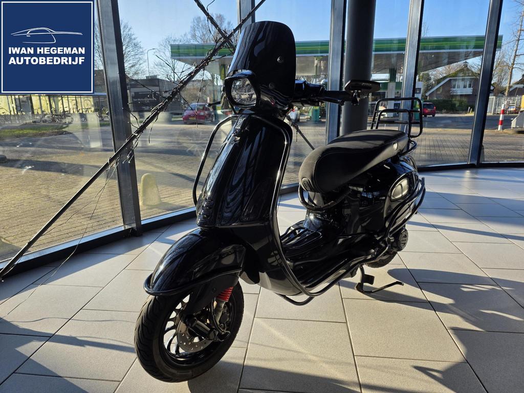 Vespa Sprint 50 | Laag windscherm | Achterdrager | Sierbeuge, Gebruikt, Overige modellen, Piaggio Benelux B.V., 49 cc