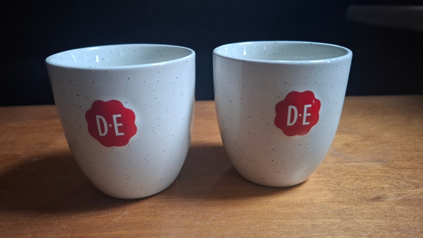 set van 2 Douwe Egberts mokken, Nieuw, Ophalen of Verzenden, Overige stijlen, Kop(pen) en/of Schotel(s)