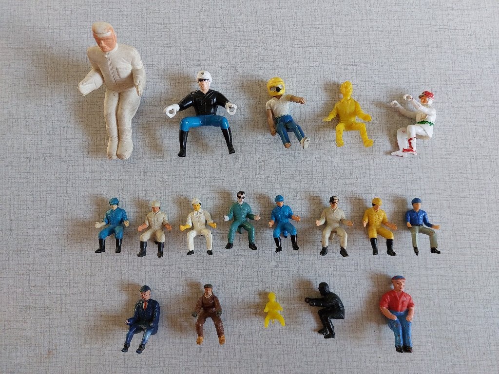 18 Diverse zittende POPPETJES Coureur; Bestuurder; Motor etc, Ophalen of Verzenden, Zo goed als nieuw