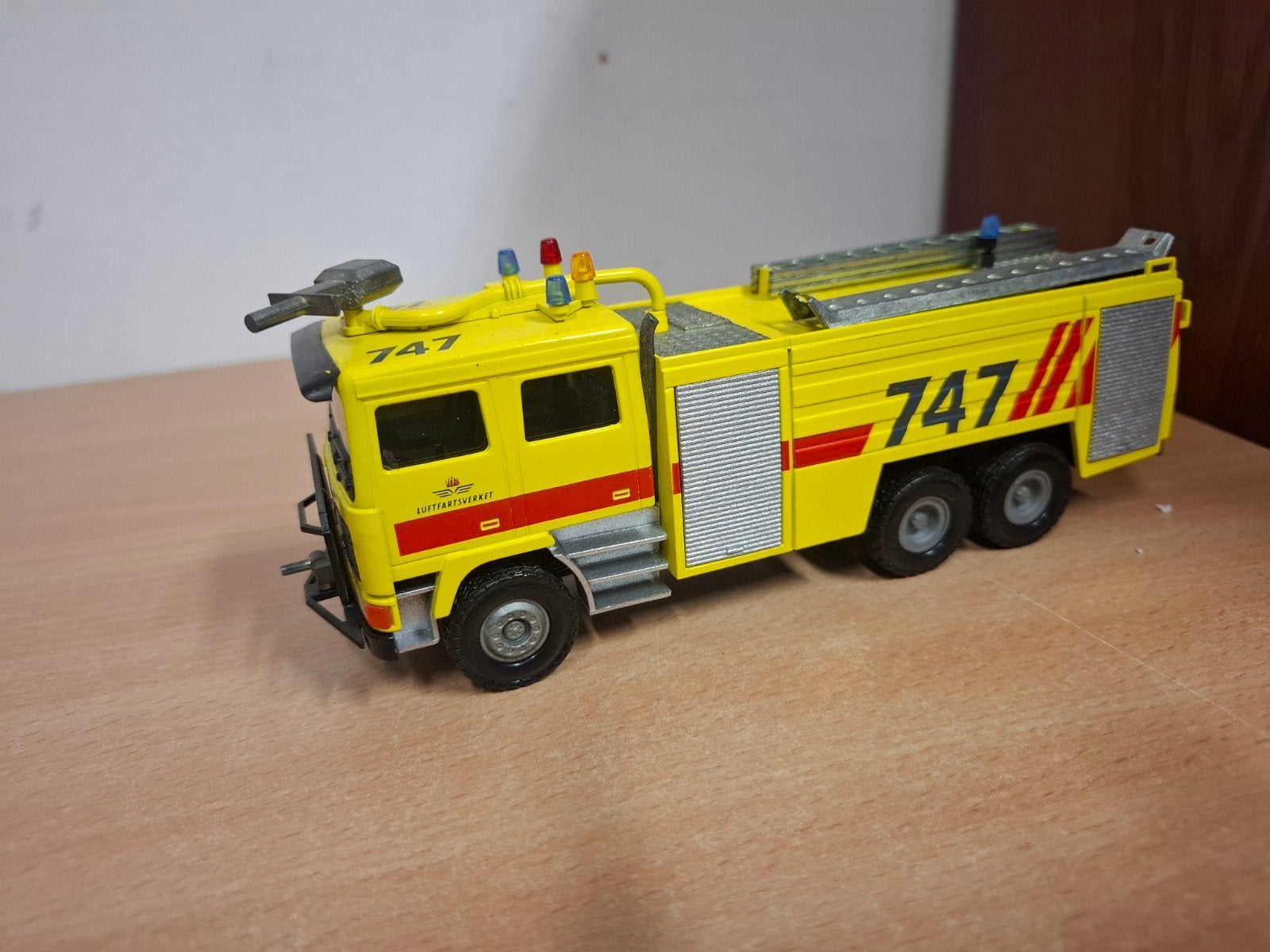 volvo f12 blusvoertuig Crashtender Conrad 1:50, Hobby en Vrije tijd, Ophalen of Verzenden