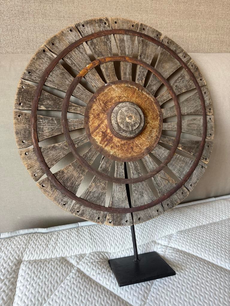 Decoratief spinnenwiel op metalen standaard, Hobby en Vrije tijd, Spinnewielen en Spinnen, Zo goed als nieuw, Overige typen, Ophalen
