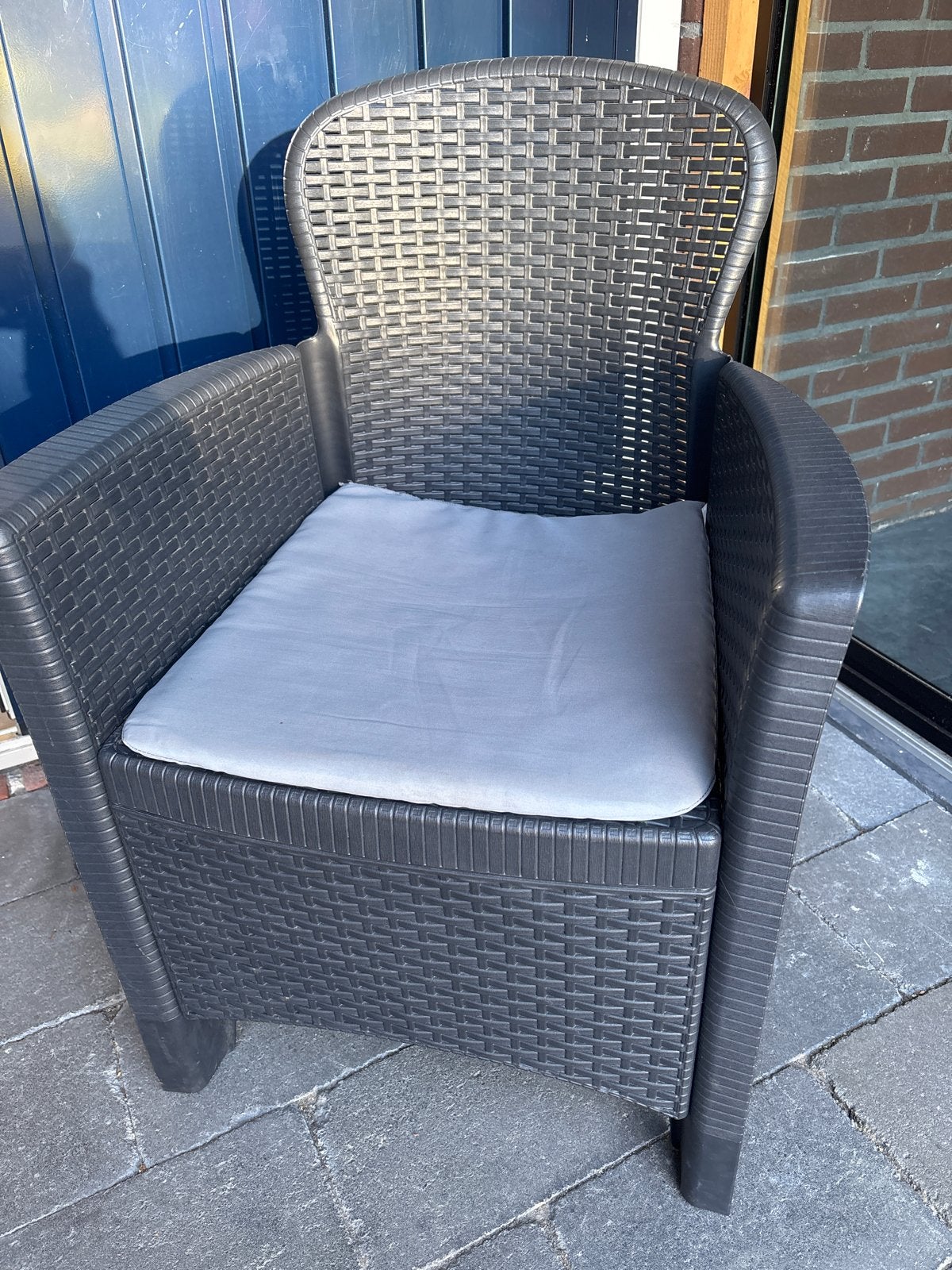 2 Donkergrijze tuinstoelen met kussen, Ophalen, Kunststof, Gebruikt, Twee
