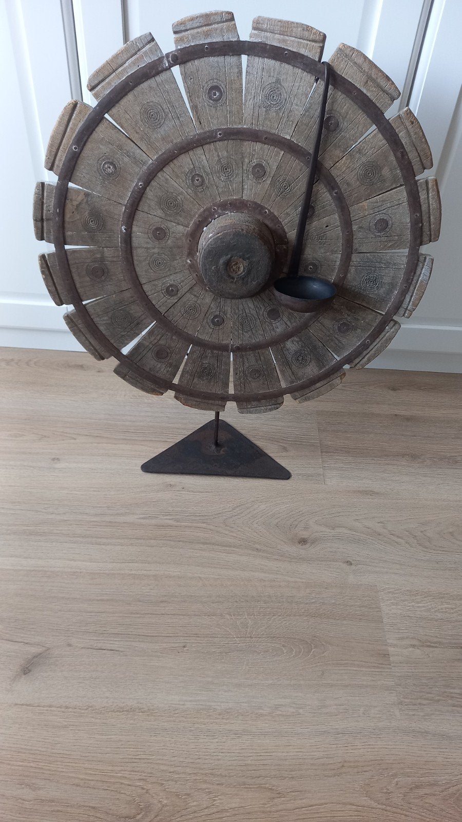 Decoratief houten wiel met standaard en lepel, Ophalen